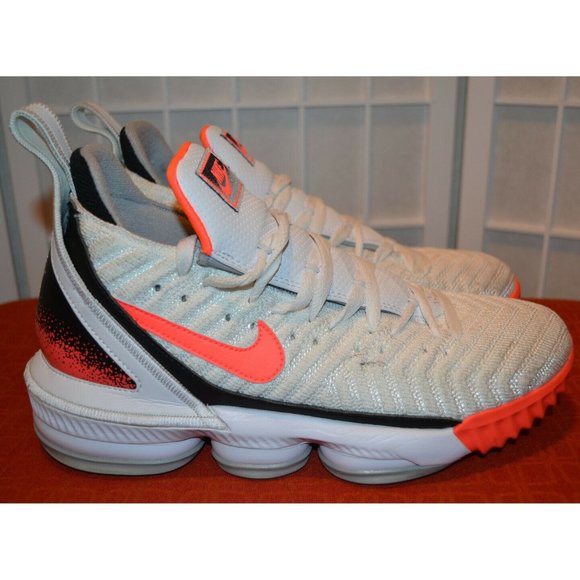 zoom lebron 16